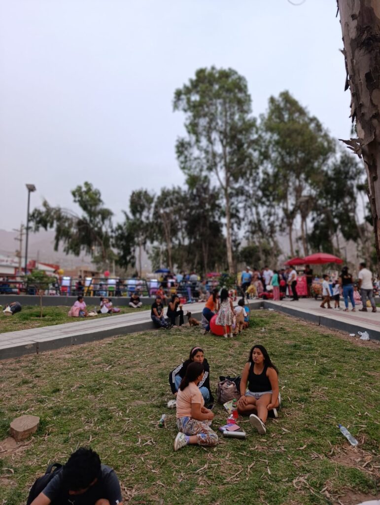Espacio publico en Huaycán en donde la cidadanía puede salir a disfrutar